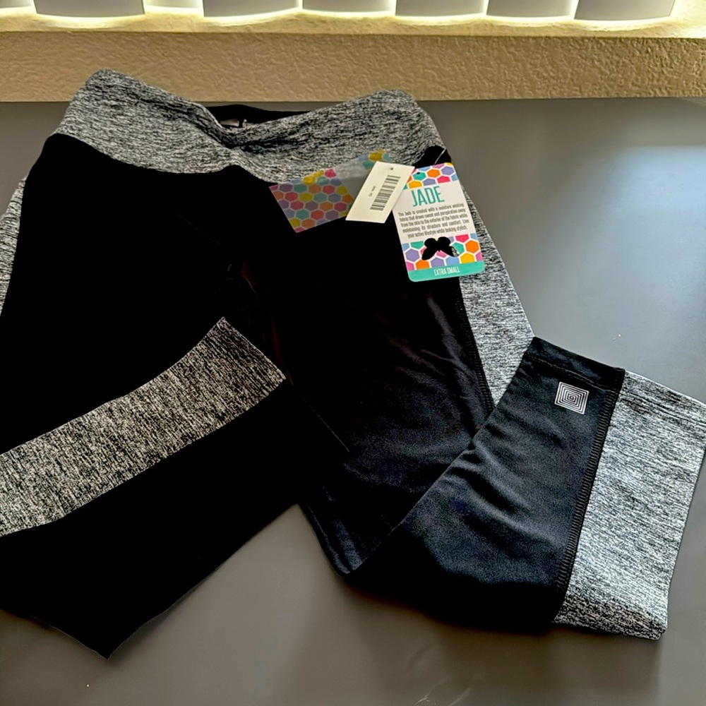 🍁 XS LULAROE JADE ATHLETIC-CAPRI  LEGGINGS
